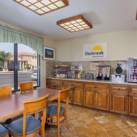 Days Inn By Wyndham Anaheim Near The Park Экстерьер фото