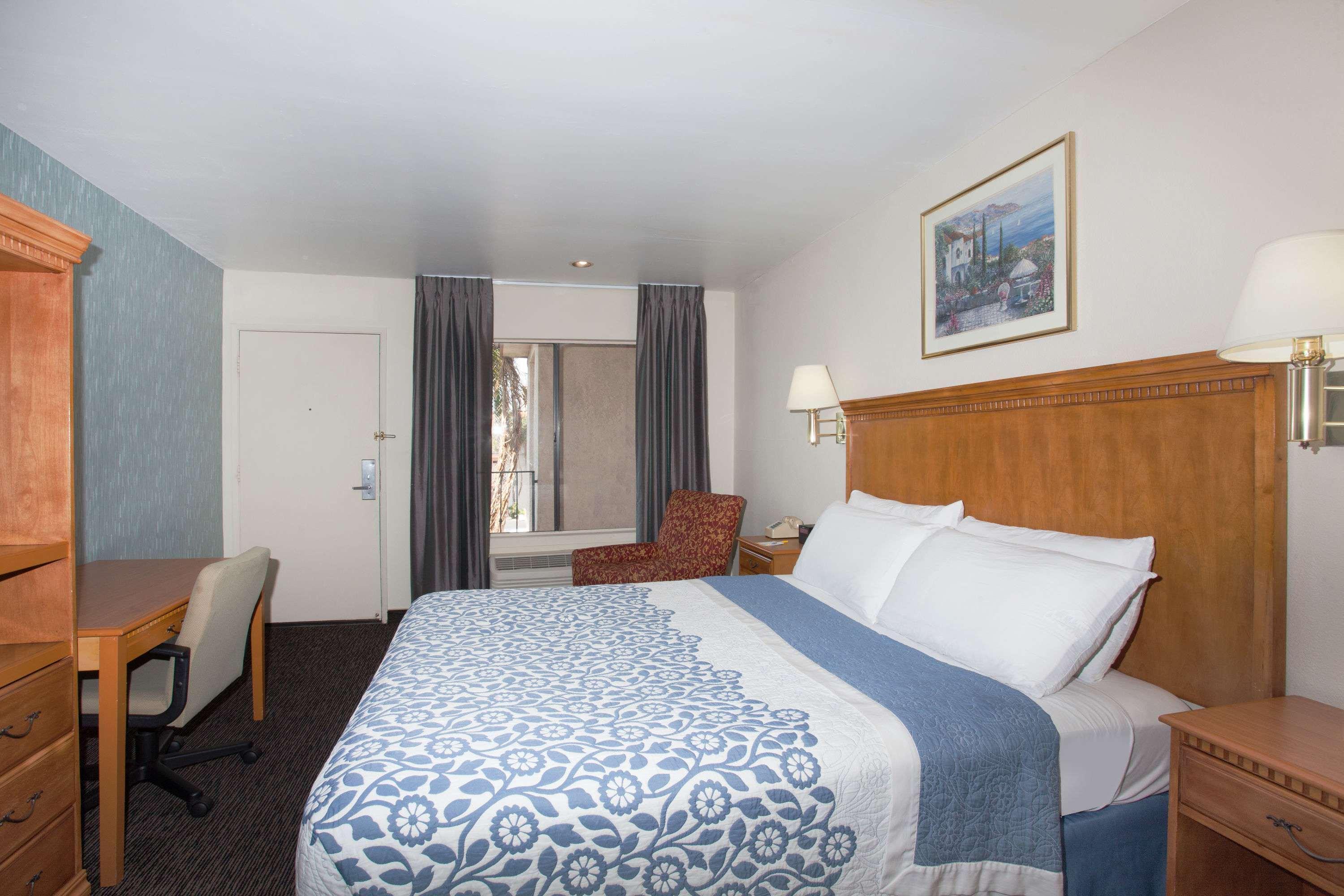 Days Inn By Wyndham Anaheim Near The Park Экстерьер фото