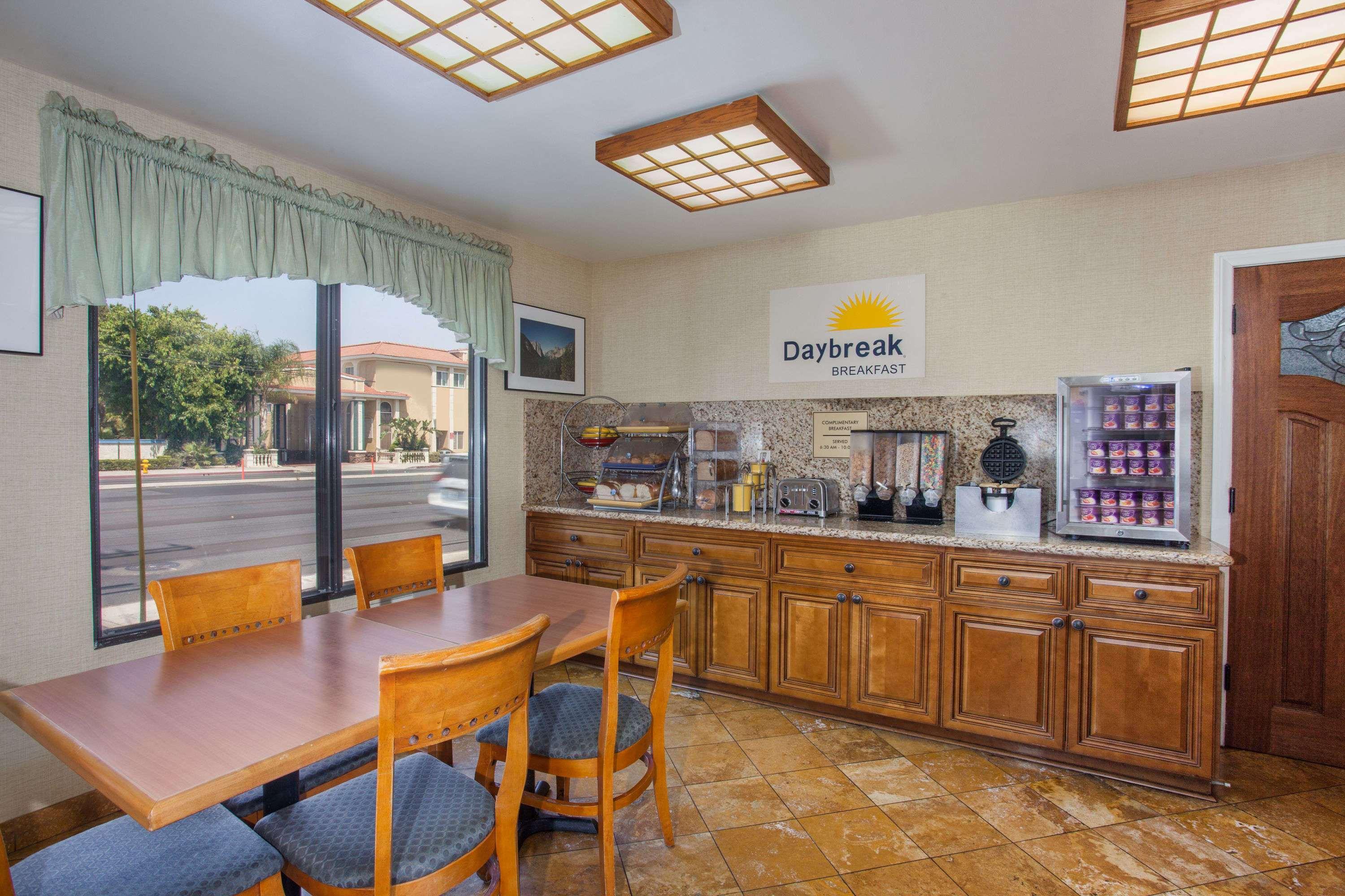 Days Inn By Wyndham Anaheim Near The Park Экстерьер фото