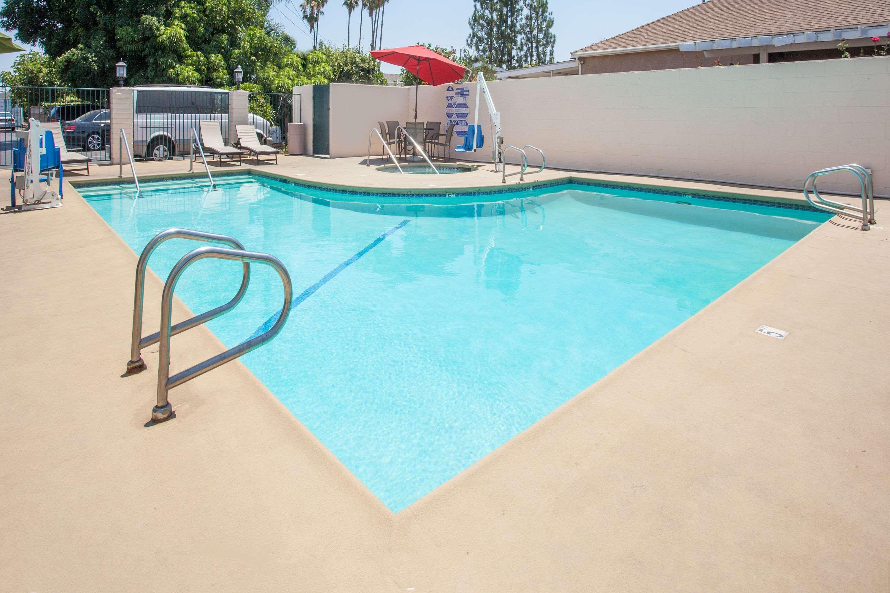 Days Inn By Wyndham Anaheim Near The Park Экстерьер фото