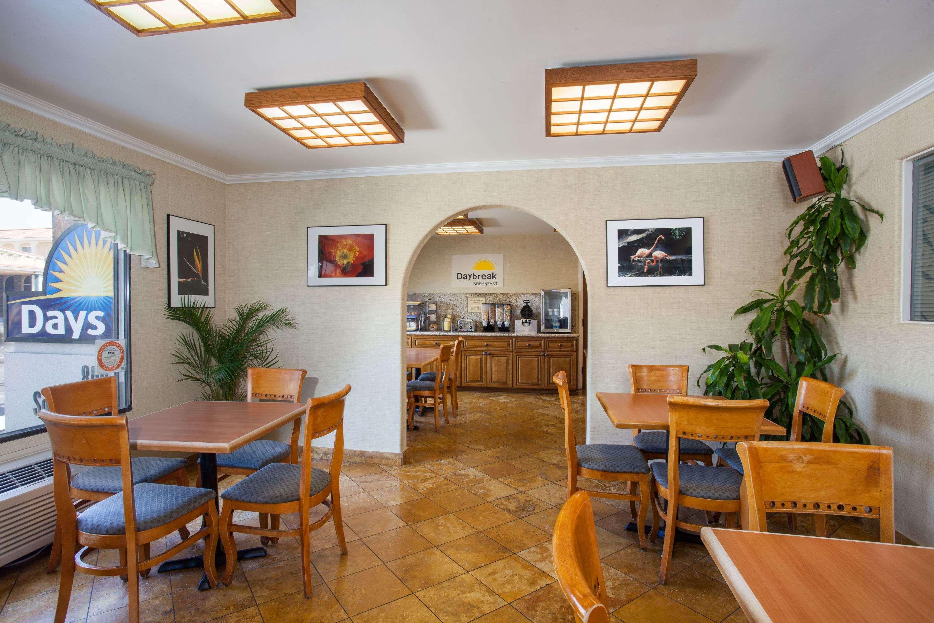 Days Inn By Wyndham Anaheim Near The Park Экстерьер фото