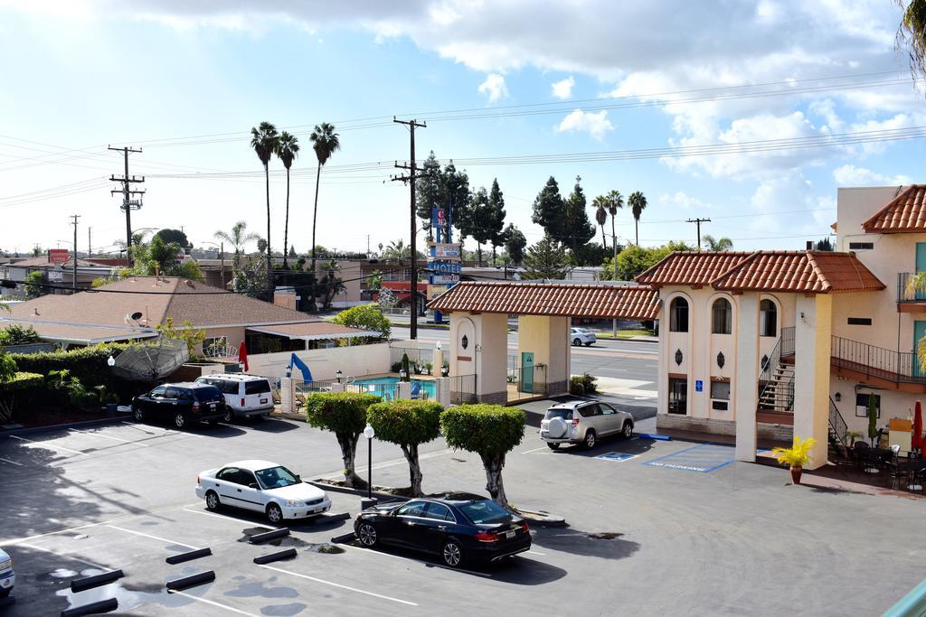 Days Inn By Wyndham Anaheim Near The Park Экстерьер фото