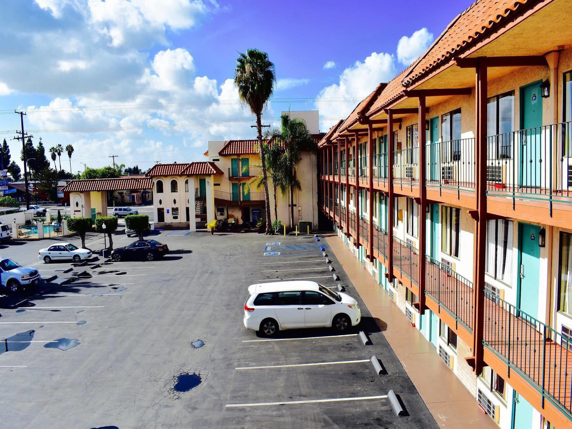Days Inn By Wyndham Anaheim Near The Park Экстерьер фото