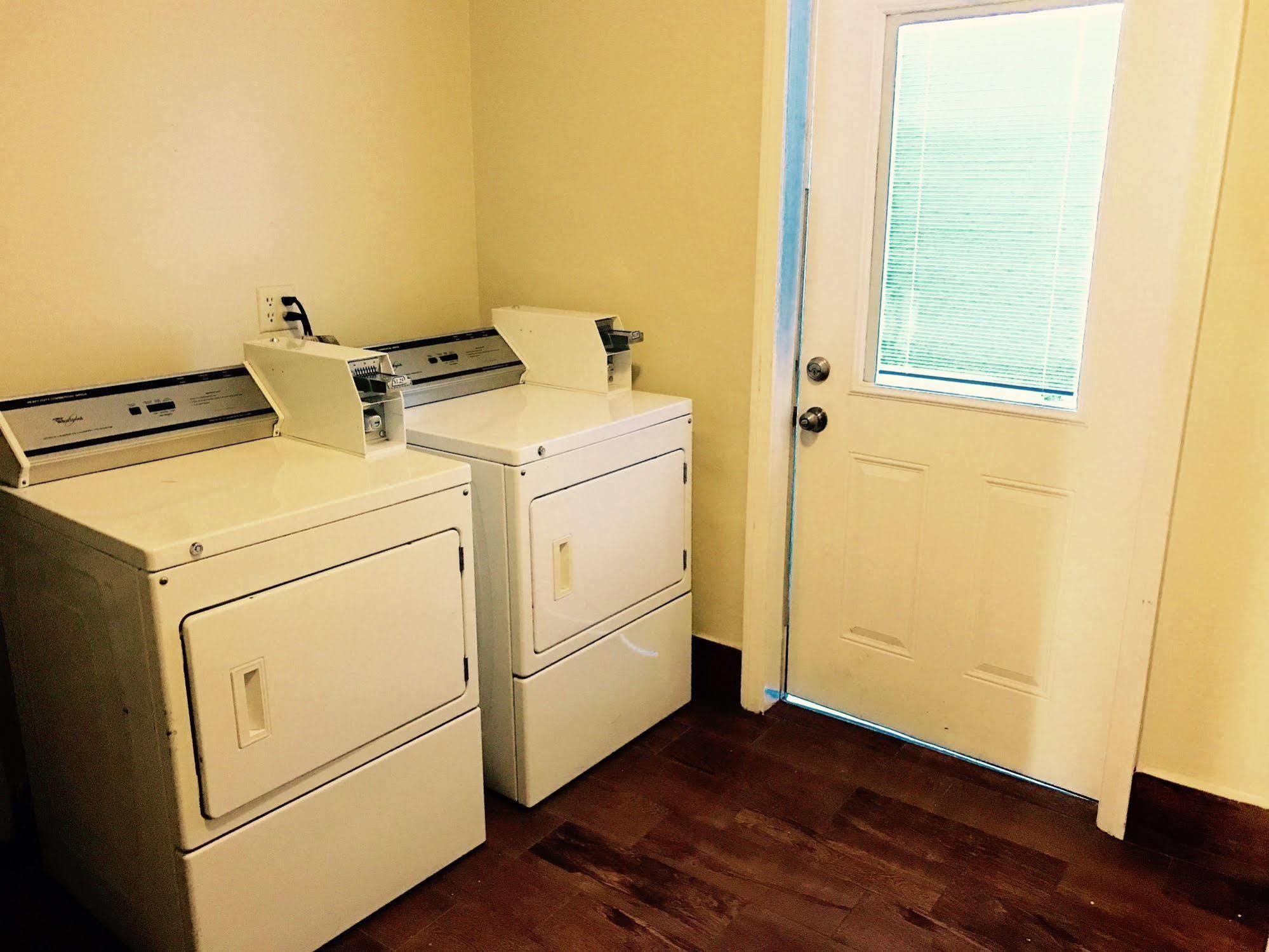 Days Inn By Wyndham Anaheim Near The Park Экстерьер фото