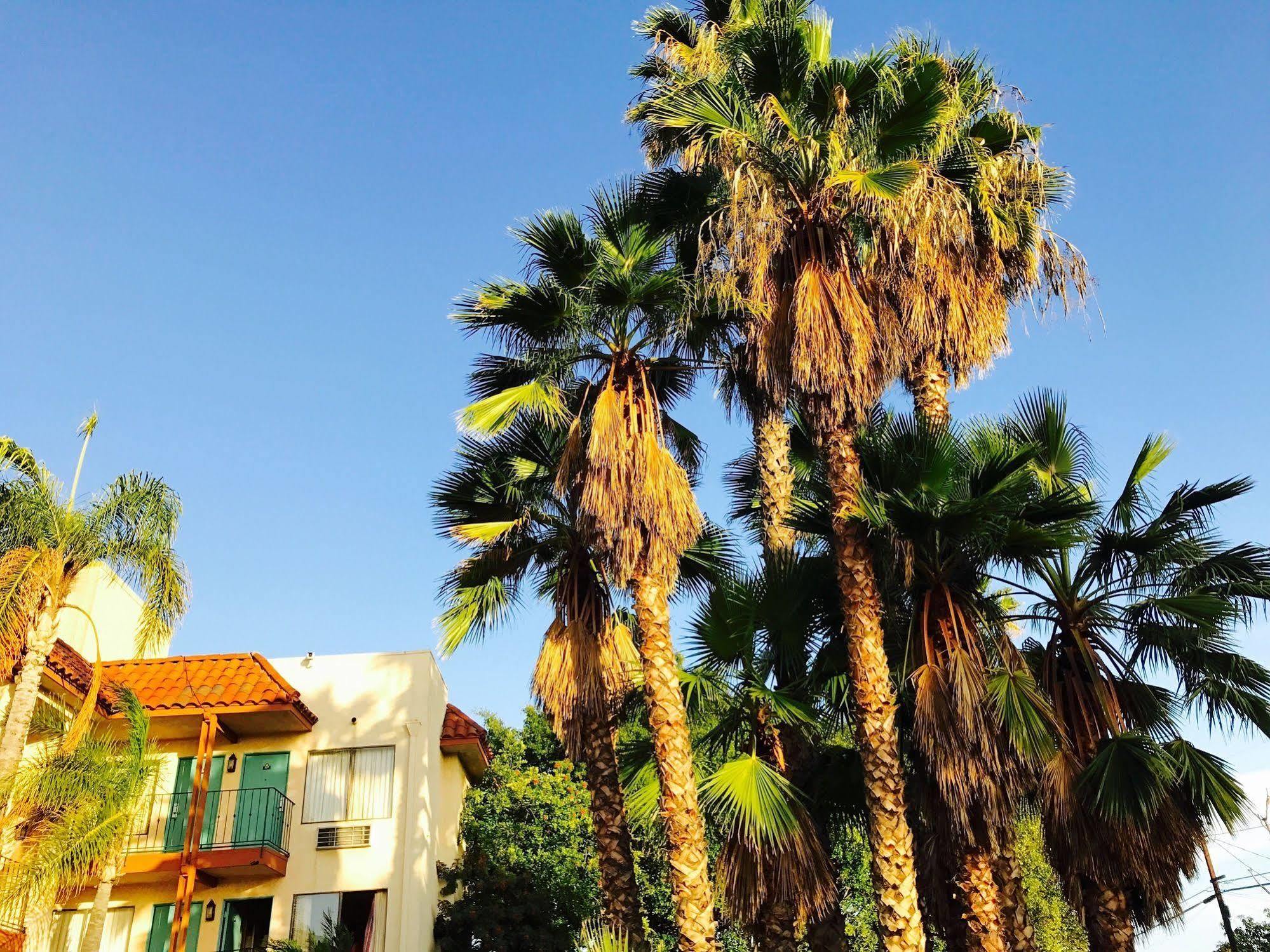 Days Inn By Wyndham Anaheim Near The Park Экстерьер фото