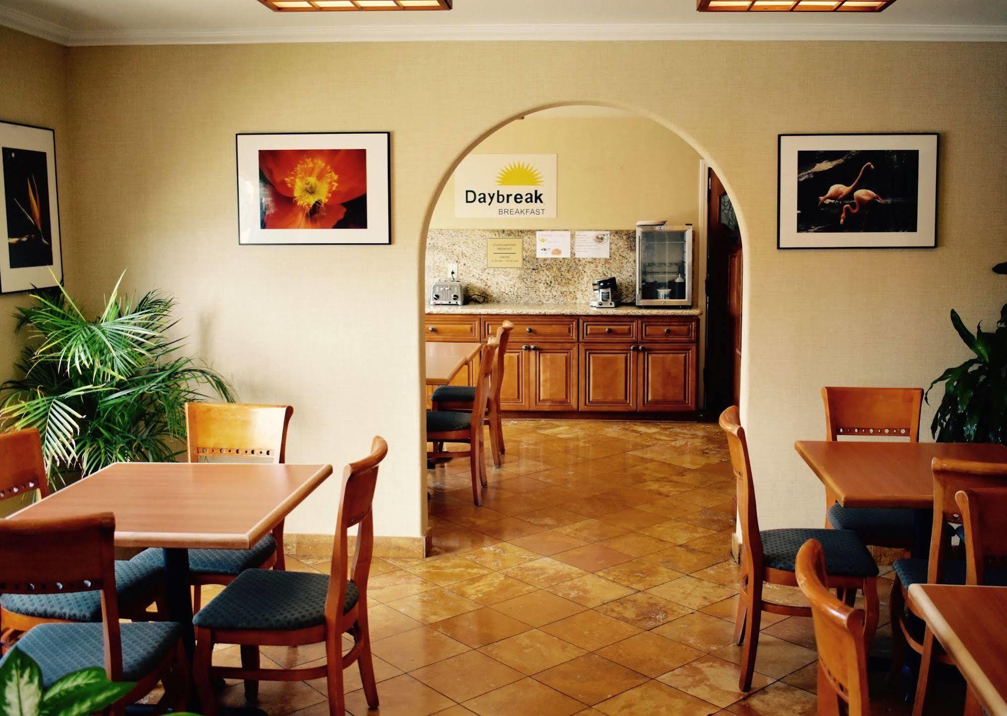 Days Inn By Wyndham Anaheim Near The Park Экстерьер фото