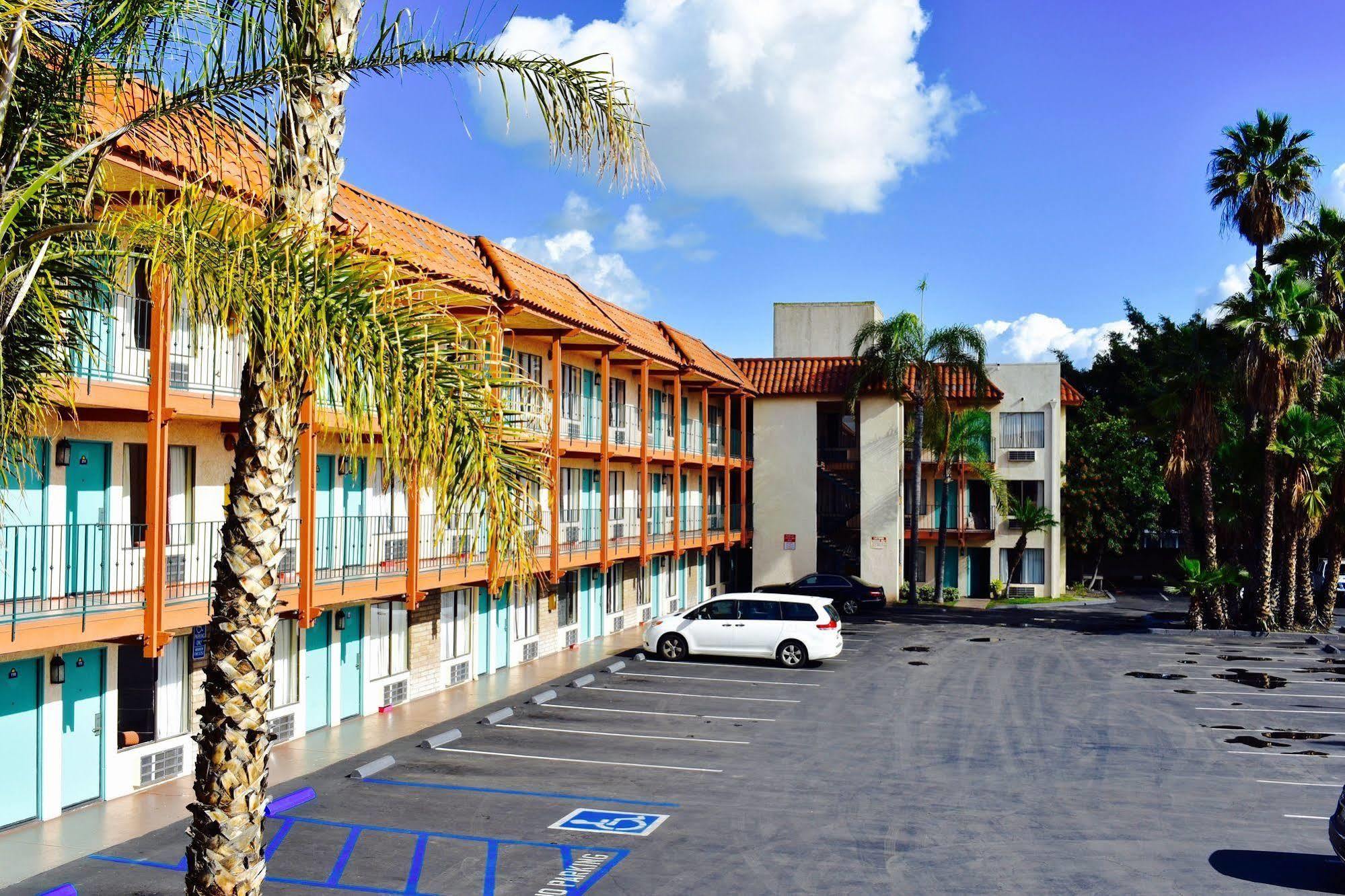 Days Inn By Wyndham Anaheim Near The Park Экстерьер фото